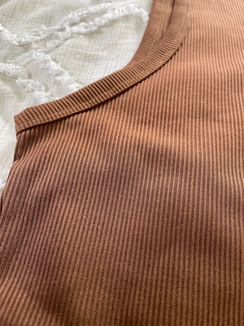 PrettyLittleThing Ribbed Cropped Top - Picture 5 of 6